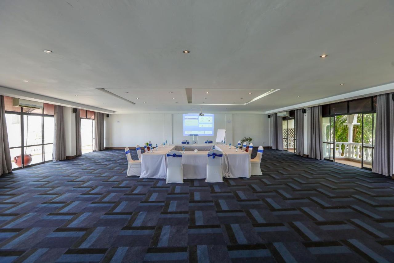 Cityblue Creekside Hotel & Suites Момбаса Экстерьер фото